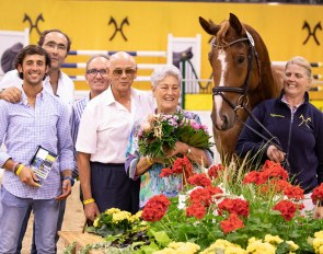 Top priced horse Semino JU with his new owners from the Stud Sola Nogales. :: Photo © Juliane Fellner