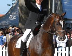 Fist in the air: Dr. Ulf Möller wins another Bundeschampionate. This time on Sir Donnerhall (by Sandro hit x Donnerhall)