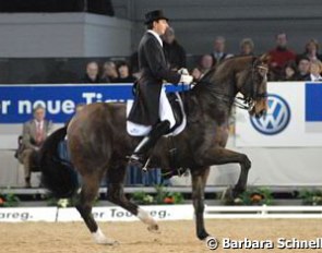Dieter Laugks & Weltall. The horse didn't have a dry hair on his body when he entered the arena. The combination is new and not yet on the same wavelength, which made their ride totally lack harmony. One of his piaffe-passage transitions was a huge leap.