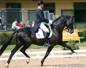 Carl Hester and Uthopia win the Grand Prix at the 2011 CDIO Saumur :: Photo © Silke Rottermann