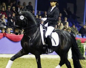 Wanda Wespe on Rubin Royal (by Rohdiamant x Grundstein II). The 20-year old had problems sitting the massive gaits of this fantastic stallion, which is a valuable sire in the Oldenburg area.