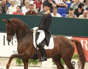 Hans Peter Minderhoud and Nadine are still riding to the same (beautiful) music as they did at the 2008 Olympic Games. The degree of difficulty is much too low for such an experienced Grand Prix horse