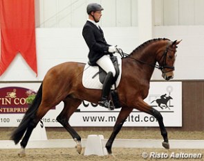 British based Dane Anders Dahl wins the 5-year old young horse class aboard Fiona Bigwood's Swedish warmblood Cashmir (by Serano Gold x Michelangelo)