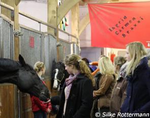 A crowd visiting Ingrid Klimke's stable for the day :: Photo © Astrid Appels