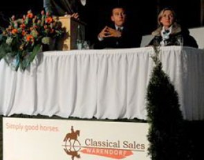 Auctioneer Volker Raulf with the Classical Sales Warendorf team (Fabien Scholz and Susanne Miesner) at the auction table :: Photo © Barbara Schnell