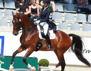 American Laura Graves and Verdades continue to storm to the top with their very nice, soft riding. Verdades showed fabulous half passes, pirouettes and an extanded walk. The piaffe remains to be an issue