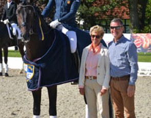 Borja Carrascosa and Lord Schufro were the high point scorers of the day in the Bundeschampionate qualifier in Hagen. Judge Ulrike Nivelle and Dr. Ulf Möller join the pair for the prize giving :: Photo © A. Brenninkmeijer