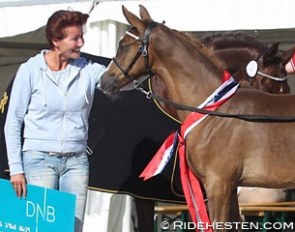 Owner Kristin Andresen with her champion filly Soros Diva at the 2016 Norwegian Foal Festival :: Photo © Ridehesten