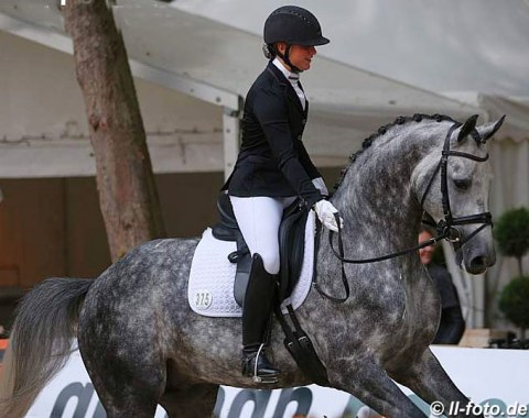 Isabell Werth's Austrian assistant trainer Lisa Wernitznig on Be My Hero (by Belantis x Quaterman)