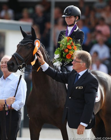 Eva Möller scores bronze on Candy. She is flanked by breeder Paul Wendeln (left) and FEI Dressage Director Frank Kemperman (right)