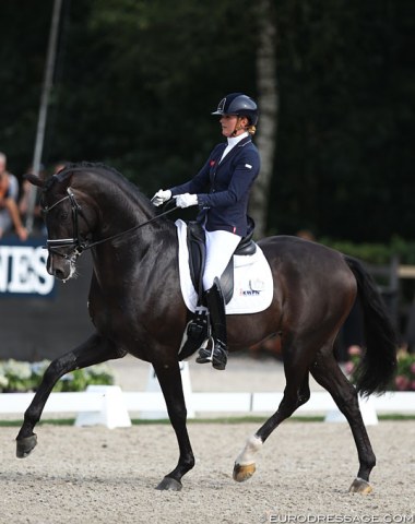 Emmelie Scholtens and Indian Rock (by Apache) landed 8th place. The black excels in canter, but in trot he was not enough in front of the aids and entirely regular in the rhythm. Also, the young stallion needs to stay more up in the poll.