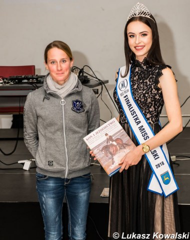 Helen Langehanenberg at the prize giving with a Miss Poland finalist
