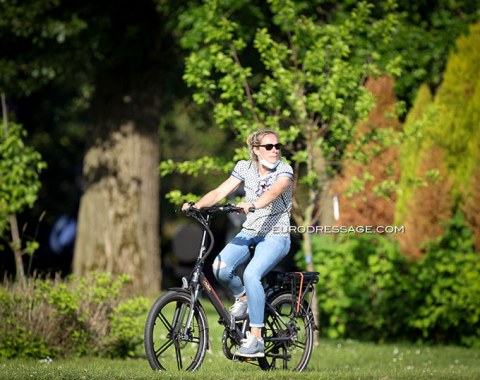 Sharina Mandemakers's mom moves around the show grounds by bike