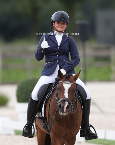 A thumbs up from the only pony rider I was able to photograph: Ilja Droop on Boogie Woogie (by Diamond Hit x Orchard Red Prince)