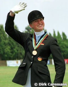 Carde Meyer wins team gold and individual silver at the 2001 European Pony Championships