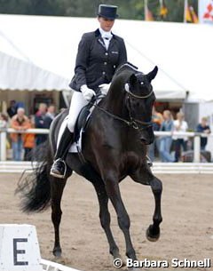 Nadine Plaster as guest judge rider on La Noir. The mare continued to show her quality undisturbedly