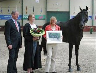 Wynton and his owner/breeder Grietje Jansen at the 2007 KWPN Stallion Performance Testing