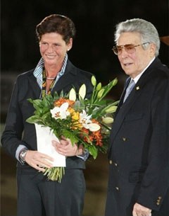 Ulla Salzgeber wins the 2008 Otto Lorke Prize and gets congratulated by Klaus Rheinberger