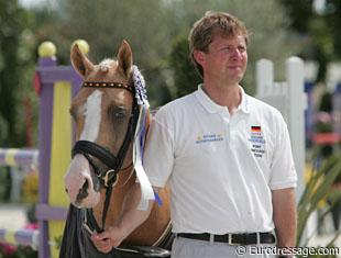 Sven Rothenberger holding Deinhard B during the prize giving ceremony