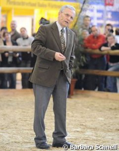Trainer and author Michael Putz recommended starting young dressage horses with a jumping saddle.