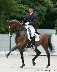 Patrick van der Meer on Uzzo. What a fantastic combination! Everything looked pure and correct. The traversal movements had good bending. The walk was clear, the contact steady. Only in canter, Uzzo tightened his back and the tempi changes were short.