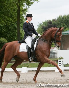 Lotje Schoots and Reine B at the 2009 CDI-PJYR Weert :: Photo © Astrid Appels