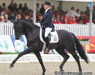 Ingrid Klimke aboard the British owner Dresden Mann (by Dresemann x Florestan). Presented like a true 6-year old, the black Westfalian stallion has three excellent basic gaits, but could have been a bit more closed in the frame.