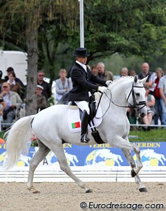 Portuguese Miguel Ralao Duarte on the grey Lusitano Zaire. This grey stallion definitely had above average gaits for an Iberian horse but there was some resistance in the half pass right.