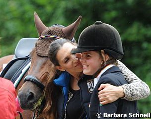 A big hug from mom Anya to the winner of the pony championships Lena Charlotte Walterscheidt