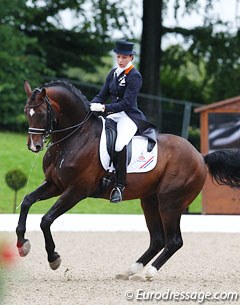 Angela Krooswijk and Roman Nature at the 2011 European Young Riders Championships :: Photo © Astrid Appels