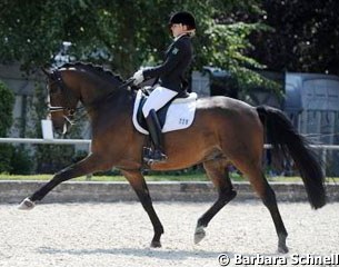 A much-talked-about pair in Neuss were pony rider Anna Abbelen and Henny Hennessy. This Gribaldi son, just bought by her family, is in training with Heiner Schiergen. This was Anna's first test with him, her first with a double bridle ever, and they won.