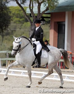 Norwegian Veronica Winsents on the PRE stallion Jeque XXVII. This grey stallion is brimming with potential. It could be genetic as he is the half brother to Juan Manuel Munoz Diaz' Fuego! They have the same sire: Utreano VII