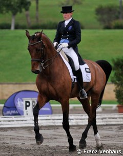 Fiona McNaught on the 15-year old KWPN gelding Ostra (by Indoctro x Aktion) :: Photo © Franz Venhaus