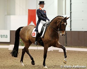 Laura Bechtolsheimer on the Swedish warmblood Tellwell (by Tip Top)