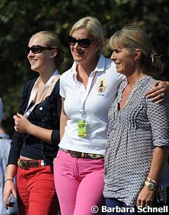Jessica Krieg, Annika Krieg, Stefanie Krause watching Nadine ride