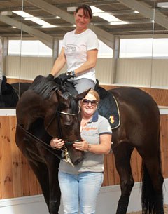 Claudia Fassaert on Donnerfee (by De Niro) with her trainer Nicole Werner