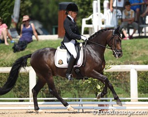 Belgian Lavinia Arl and Espiascer were on their way to score 75% as well, but a jog in the collected walk made their score plummet to 69%. Excellent canter work lifted it back up to 70.718%