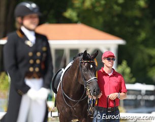 Abbelen on the podium, German youth riders trainer Oliver Oelrich holding her horse Furst on Tour