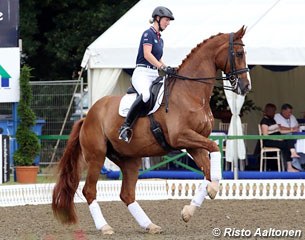 Laura Tomlinson riding a demo with Mistral Hojris