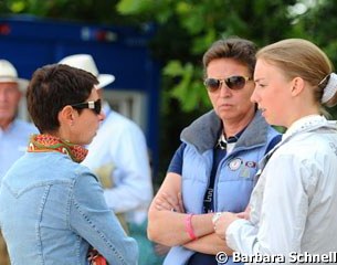German team trainer Monica Theodorescu in conversation with Gina Capellmann and Fabienne Lutkemeier