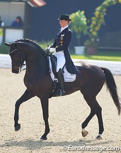 Fabienne Lutkemeier on the gorgeous Sole Mio. The trot extensions were a highlight. In piaffe and passage the horse does not carry enough behind and the extended walk was mediocre. They showed good two tempi changes