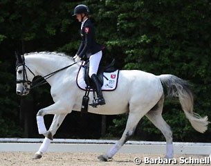 Maike Mende warming up her junior rider's horse Rothschild