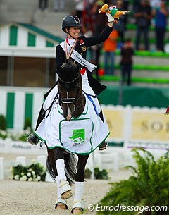 Charlotte Dujardin and Valegro win gold in the Grand Prix Special at the 2014 World Equestrian Games