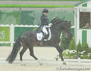 It was dry the entire day but right after Dujardin a rain shower hit the show and Russian Irina Mekulova (née Poturaeva) got the full brunt of it. She did an admirable job on her talented Mister X
