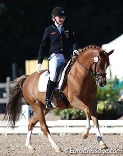 Lana Raumanns riding Den Ostriks Dailan with one hand in the canter for a while