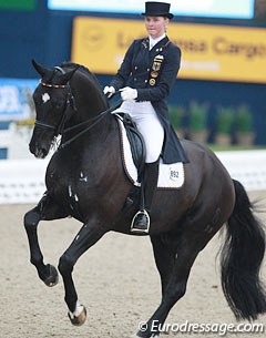Sanneke Rothenberger on Deveraux OLD. This medal winning youth rider is a master in very accurate test riding