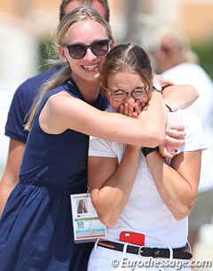 Hannah Erbe finds out she reclaimed the gold medal (she won her first in Vidauban at the 2015 European JR Championships). She gets a big hug from her sister