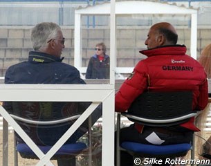 Trainers in Mannheim: Ton de Ridder talks to Jonny Hilberath, Sjef Janssen in the background
