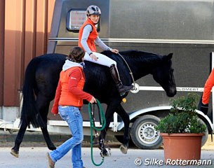 One did see orange on the symposium day: Klimke's numerous helpers behind the scene wore her stable colours