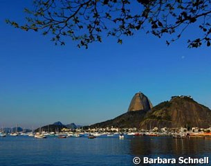 Two worlds in Rio: photo taken from the same spot (see the previous one)
